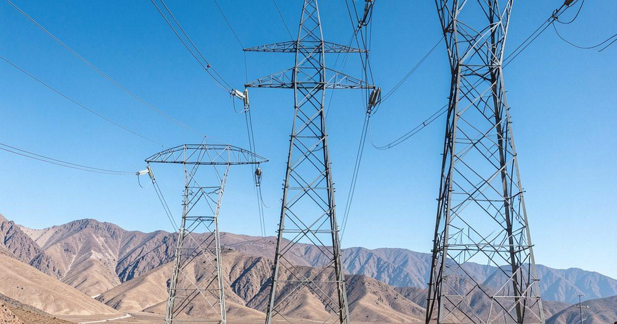 Línea de transmisión con torres de celosía y conductores en paisaje árido chileno para tablas de tendido PLS-CADD
