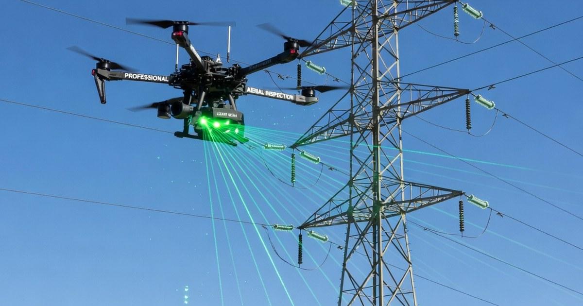 Dron inspeccionando torre de transmisión eléctrica con tecnología LIDAR