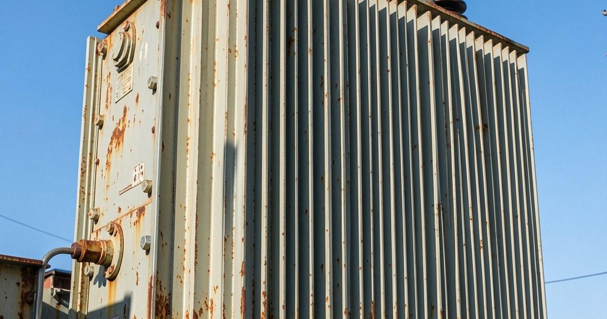 Transformador de poder de gran capacidad en subestación de alta tensión